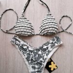 COSTUME DONNA EFFEK A DUE PEZZI DELLA STAGIONE ESTATE 2026. TRIANGOLO CON IMBOTTITURA ESTRAIBILE E BELLISSIMO TESSUTO LAVORATO. BRASILIANA A FANTASIA BIANCA E NERA CON ARRICCI LATERALI