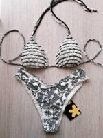 COSTUME DONNA EFFEK A DUE PEZZI DELLA STAGIONE ESTATE 2026. TRIANGOLO CON IMBOTTITURA ESTRAIBILE E BELLISSIMO TESSUTO LAVORATO. BRASILIANA A FANTASIA BIANCA E NERA CON ARRICCI LATERALI