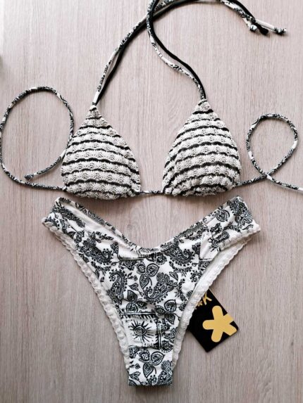 COSTUME DONNA EFFEK A DUE PEZZI DELLA STAGIONE ESTATE 2026. TRIANGOLO CON IMBOTTITURA ESTRAIBILE E BELLISSIMO TESSUTO LAVORATO. BRASILIANA A FANTASIA BIANCA E NERA CON ARRICCI LATERALI