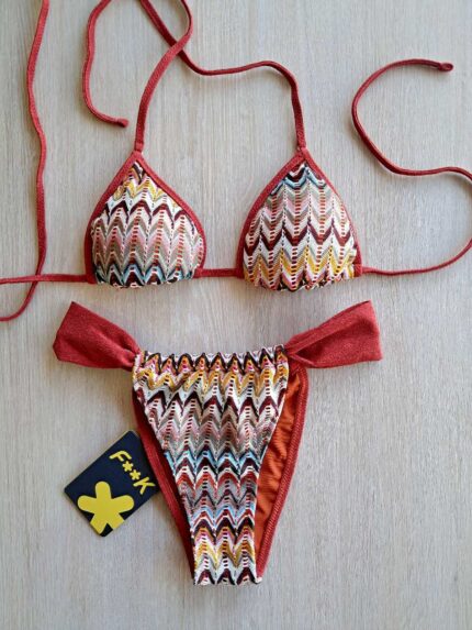 COSTUME DONNA EFFEK A DUE PEZZI DELLA STAGIONE ESTATE 2026. TRIANGOLO CON IMBOTTITURA ESTRAIBILE E TESSUTO LAVORATO. BRASILIANA A TENDINA COLOR RUGGINE