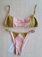 COSTUME DONNA ME FUI A DUE PEZZI DELLA STAGIONE ESTATE 2026. TOP CON IMBOTTITURA ESTRAIBILE E BRETELLINA REGOLABILE. TESSUTO LUREX NEL COLOR CIPRIA E VERDE MILITARE