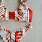 COSTUME DONNA ME FUI DELLA COLLEZIONE ESTATE 2026. COSTUME A DUE PEZZI A TOP CON IMBOTTITURA ESTRAIBILE, BRETELLINA ARRICCIATA E CHIUSURA CON GANCIO. FANTASIA SU BASE BEIGE