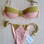 COSTUME DONNA DUE PEZZI ME FUI DELLA COLLEZIONE ESTATE 2026. BALCONCINO CON FERRETTO IMBOTTITURA ESTRAIBILE, CHIUSURA CON GANCIO E BRETELLINA REGOLABILE. TESSUTO IN LUREX NEL COLOR CIPRIA E VERDE MILITARE