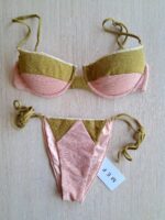 COSTUME DONNA DUE PEZZI ME FUI DELLA COLLEZIONE ESTATE 2026. BALCONCINO CON FERRETTO IMBOTTITURA ESTRAIBILE, CHIUSURA CON GANCIO E BRETELLINA REGOLABILE. TESSUTO IN LUREX NEL COLOR CIPRIA E VERDE MILITARE