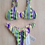 COSTUME DONNA ME FUI A DUE PEZZI DELLA STAGIONE ESTATE 2026. TOP CON IMBOTTITURA ESTRAIBILE, CHIUSURA CON GANCIO E BRETELLINA ARRICCIATA. COLOR PANNA CON FANTASIA VERDE E VIOLA