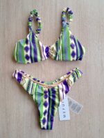 COSTUME DONNA ME FUI A DUE PEZZI DELLA STAGIONE ESTATE 2026. TOP CON IMBOTTITURA ESTRAIBILE, CHIUSURA CON GANCIO E BRETELLINA ARRICCIATA. COLOR PANNA CON FANTASIA VERDE E VIOLA