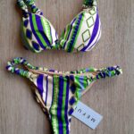 COSTUME DONNA ME FUI A DUE PEZZI DELLA STAGIONE ESTATE 2026. TRIANGOLO CON IMBOTTITURA ESTRAIBILE. CHIUSURA CON GANCIO E CLASSICA BRETELLINA ARRICCIATA. PANNA CON FANTASIA VERDE E VIOLA