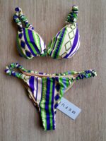 COSTUME DONNA ME FUI A DUE PEZZI DELLA STAGIONE ESTATE 2026. TRIANGOLO CON IMBOTTITURA ESTRAIBILE. CHIUSURA CON GANCIO E CLASSICA BRETELLINA ARRICCIATA. PANNA CON FANTASIA VERDE E VIOLA