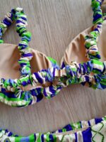 COSTUME DONNA ME FUI TRIANGOLO CON BRETELLINA ARRICCIATA PANNA CON FANTASIA VIOLA E VERDE - immagine 4