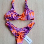 COSTUME DONNA ME FUI A DUE PEZZI DELLA STAGIONE ESTATE 2026. TOP CON IMBOTTITURA ESTRAIBILE, CLASSICA BRETELLINA ARRICCIATA, LILLA E FANTASIA VIOLA E ARANCIO