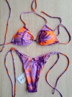 COSTUME DONNA ME FUI E DUE PEZZI DELLA STAGIONE ESTATE 2026. TRIANGOLO CON IMBOTTITURA ESTRAIBILE E DETTAGLIO DI PERLINE VIOLA. BASE LILLA CON FANTASIA VIOLA E ARANCIO