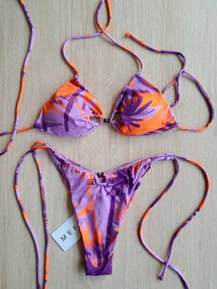 COSTUME DONNA ME FUI E DUE PEZZI DELLA STAGIONE ESTATE 2026. TRIANGOLO CON IMBOTTITURA ESTRAIBILE E DETTAGLIO DI PERLINE VIOLA. BASE LILLA CON FANTASIA VIOLA E ARANCIO