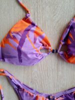 COSTUME DONNA ME FUI TRIANGOLO FANTASIA BASE LILLA E ARANCIO CON DETTAGLIO DI PERLINE VIOLA - immagine 5