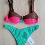 COSTUME DONNA ME FUI A DUE PEZZI DELLA STAGIONE ESTATE 2026. BALCONCINO TESSUTO A COSTINE CON FERRETTO. IMBOTTITURA ESTRAIBILE. CHIUSURA CON GANCIO E BRETELLINA REGOLABILE. COLORE VERDE ACQUA, FUCSIA E MARRONE