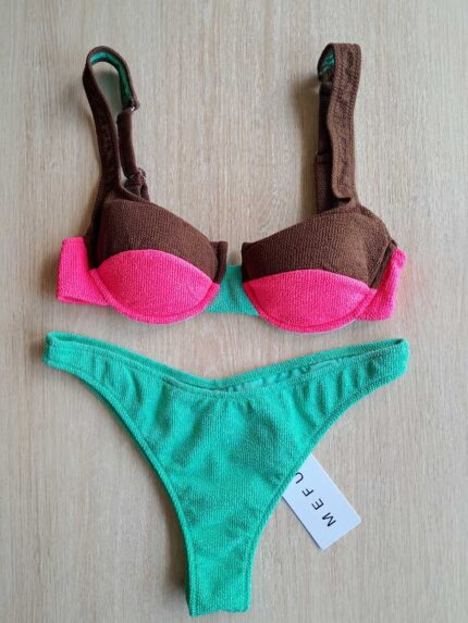 COSTUME DONNA ME FUI A DUE PEZZI DELLA STAGIONE ESTATE 2026. BALCONCINO TESSUTO A COSTINE CON FERRETTO. IMBOTTITURA ESTRAIBILE. CHIUSURA CON GANCIO E BRETELLINA REGOLABILE. COLORE VERDE ACQUA, FUCSIA E MARRONE