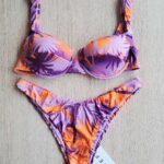 COSTUME DONNA ME FUI A DUE PEZZI DELLA STGAIONE ESTATE 2026. BALCONCINO CON FERRETTO, IMBOTTITURA ESTRAIBILE, CHIUSURA CON GANCIO E BRETELLINA REGOLABILE. BASE LILLA E FANTASIA VIOLA E ARANCIO