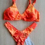 COSTUME DONNA ME FUI A DUE PEZZI DELLA STAGIONE ESTATE 2026. TOP CON IMBOTTITURA ESTRAIBILE, CLASSICA BRETELLINA ARRICCIATA, ARANCIO E FANTASIA