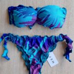 COSTUME DONNA ME FUI A DUE PEZZI DELLA STAGIONE ESTATE 2026. FASCIA SBAMBOLATA CON IMBOTTITUTA ESTRAIBILE AZZURRO CON FANTASIA VIOLA E BLU