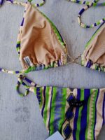 COSTUME DONNA ME FUI TRIANGOLO CON DETTAGLIO IN METALLO ORO TRA LE COPPE PANNA CON FANTASIA VIOLA E VERDE - immagine 5