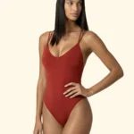 COSTUME DONNA EFFEK INTERO DELLA STAGIONE ESTATE 2026. COLOR RUGGINE, IMBOTTITURA ESTRAIBILE ED INCROCIO SULLA SCHIENA