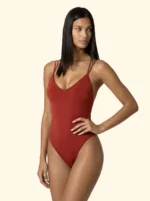 COSTUME DONNA EFFEK INTERO DELLA STAGIONE ESTATE 2026. COLOR RUGGINE, IMBOTTITURA ESTRAIBILE ED INCROCIO SULLA SCHIENA