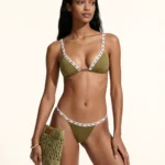 COSTUME DONNA ME FUI A DUE PEZZI DELLA STAGIONE ESTATE 2026. TRIANGOLO CON IMBOTTITURA ESTRAIBILE E BRETELLINA REGOLABILE. COLORE VERDE MILITARE CON PASSAMANERIA