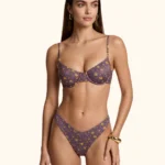 COSTUME DONNA ME FUI A DUE PEZZI DELLA STAGIONE ESTATE 2026. BALCONCINO CON FERRETTO, IMBOTTITURA ESTRAIBILE. CHIUSURA CON GANCIO E BRETELLINA REGOLABILE. COLORE VIOLA CON FIORELLINI