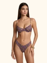 COSTUME DONNA ME FUI A DUE PEZZI DELLA STAGIONE ESTATE 2026. BALCONCINO CON FERRETTO, IMBOTTITURA ESTRAIBILE. CHIUSURA CON GANCIO E BRETELLINA REGOLABILE. COLORE VIOLA CON FIORELLINI