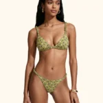 COSTUME DONNA ME FUI A DUE PEZZI DELLA STAGIONE ESTATE 2026. MODELLO A TRINAGOLO CON CLASSICA BRETELLINA ARRICCIATE, IMBOTTITURA ESTRAIBILE E CHIUSURA CON GANCIO. COLORE VERDE CON STAMPA DI FIORELLINI