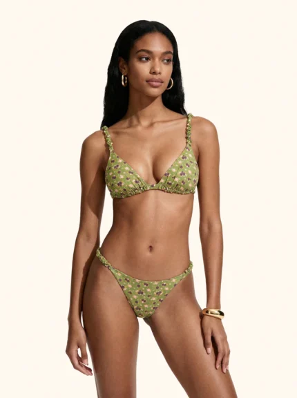 COSTUME DONNA ME FUI A DUE PEZZI DELLA STAGIONE ESTATE 2026. MODELLO A TRINAGOLO CON CLASSICA BRETELLINA ARRICCIATE, IMBOTTITURA ESTRAIBILE E CHIUSURA CON GANCIO. COLORE VERDE CON STAMPA DI FIORELLINI