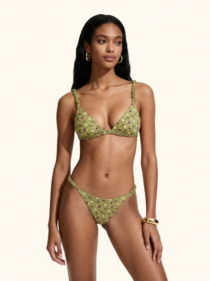 COSTUME DONNA ME FUI A DUE PEZZI DELLA STAGIONE ESTATE 2026. MODELLO A TRINAGOLO CON CLASSICA BRETELLINA ARRICCIATE, IMBOTTITURA ESTRAIBILE E CHIUSURA CON GANCIO. COLORE VERDE CON STAMPA DI FIORELLINI