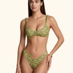 COSTUME DONNA ME FUI A DUE PEZZI DELLA STAGIONE ESTATE 2026. BRASSIERE CON IMBOTTITURA ESTRAIBILE, CHIUSURA CON GANCIO. COLORE VERDE CON STAMPA DI FIORELLINI