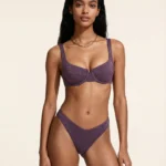 COSTUME DONNA ME FUI A DUE PEZZI DELLA STAGIONE ESTATE 2026. BALCONCINO CON FERRETTO, IMBOTTITURA ESTRAIBILE, CHIUSURA CON GANCIO E BRETELLINA REGOLABILE. TESSUTO LUREX VIOLA