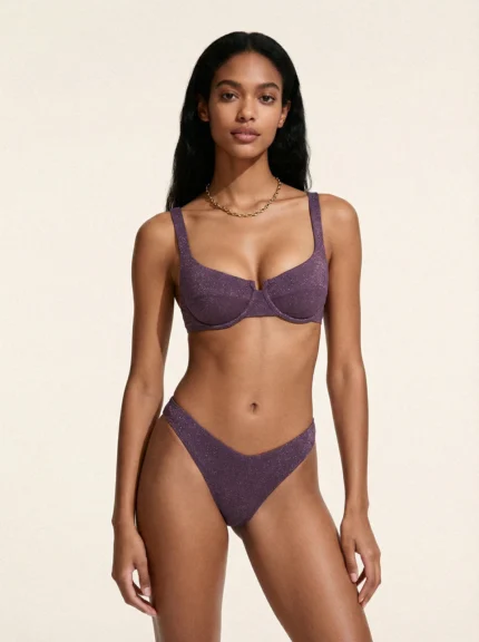 COSTUME DONNA ME FUI A DUE PEZZI DELLA STAGIONE ESTATE 2026. BALCONCINO CON FERRETTO, IMBOTTITURA ESTRAIBILE, CHIUSURA CON GANCIO E BRETELLINA REGOLABILE. TESSUTO LUREX VIOLA