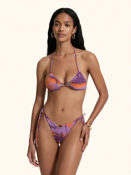 COSTUME DONNA ME FUI DELLA COLLEZIONE ESTATE 2026. TRIANGOLO BASE LILLA E FANTASIA ARANCIO E VIOLA. DETTAGLIO DI PERLINE