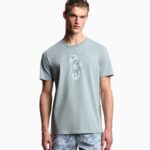 TSHIRT UOMO EMPORIO ARMANI IN COTONE DELLA STAGIONE ESTATE 2026. COLORE AZZURRO CON STAMPA DI CAVALLUCCIO MARINO