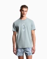 TSHIRT UOMO EMPORIO ARMANI IN COTONE DELLA STAGIONE ESTATE 2026. COLORE AZZURRO CON STAMPA DI CAVALLUCCIO MARINO