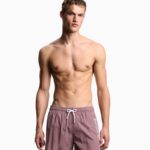 COSTUME UOMO EMPORIO ARMANI A PANTALONCINO DELLA COLLEZIONE ESTATE 2026. COLORE VIOLA/LAVANDA CON LOGO RICAMATO SUL FIANCO