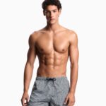 COSTUME UOMO EMPORIO ARMANI A PANTALONCINO DELLA COLLEZIONE ESTATE 2026. MICROFANTASIA BLU SU BASE BIANCA