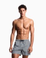 COSTUME UOMO EMPORIO ARMANI A PANTALONCINO DELLA COLLEZIONE ESTATE 2026. MICROFANTASIA BLU SU BASE BIANCA