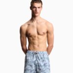 COSTUME UOMO EMPORIO ARMANI A PANTALONCINO DELLA COLLEZIONE ESTATE 2026. COLORE AZZURRO CON STAMPA DI CAVALLUCCI MARINI