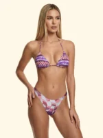 COSTUME DONNA EFFEK A DUE PEZZI DELLA STAGIONE ESTATE 2026. TRIANGOLO CON IMBOTTITURA ESTRAIBILE E BRASILINA CON DETTAGLIO IN METALLO. COLORI LILLA, ROSA E BORDEAUX