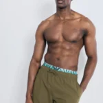 COSTUME UOMO EMPORIO ARMANI A PANTALONCINO DELLA COLLEZIONE ESTATE 2026. COLORE VERDE MILITARE CON ELASTICO A VISTA LOGATO