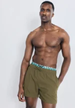 COSTUME UOMO EMPORIO ARMANI A PANTALONCINO DELLA COLLEZIONE ESTATE 2026. COLORE VERDE MILITARE CON ELASTICO A VISTA LOGATO