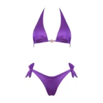 COSTUME DONNA MATINEE A DUE PEZZI DELLA STAGIONE ESTATE 2026. TRIANGOLO ALTO CON DETTAGLIO TRA LE COPPE DI LYCRA LUCIDA VIOLA