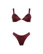 COSTUME DONNA MATINEE A DUE PEZZI DELLA COLLEZIONE ESTATE 2026. TRIANGOLO FISSO CON DETTAGLIO IN METALLO TESSUTO LYCRA LUCIDA VINO