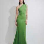 ABITO LUNGO MATINEE DELLA COLLEZIONE ESTATE 2026. MONOSPALLA CON FIOCCO IN MORBIDA LYCRA VERDE