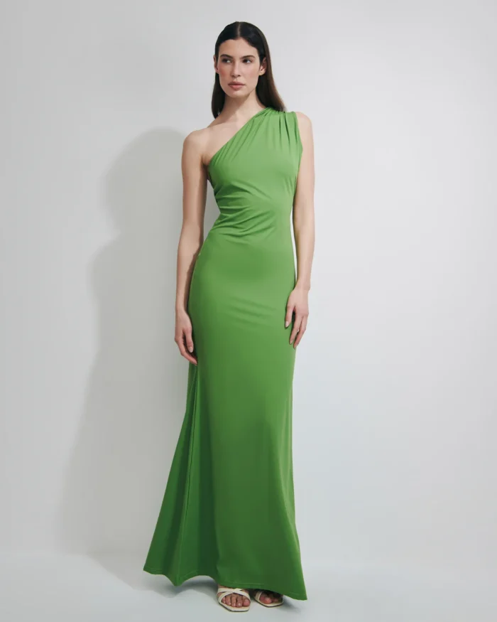 ABITO LUNGO MATINEE DELLA COLLEZIONE ESTATE 2026. MONOSPALLA CON FIOCCO IN MORBIDA LYCRA VERDE