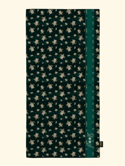 TELO MARE EFFEK IN MICROFIBRA DELLA COLLEZIONE ESTATE 2026. FANTASIA TARTARUGHE SU BASE VERDE SCURO