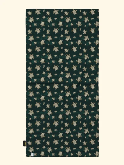 TELO MARE EFFEK IN MICROFIBRA DELLA COLLEZIONE ESTATE 2026. FANTASIA TARTARUGHE SU BASE VERDE SCURO